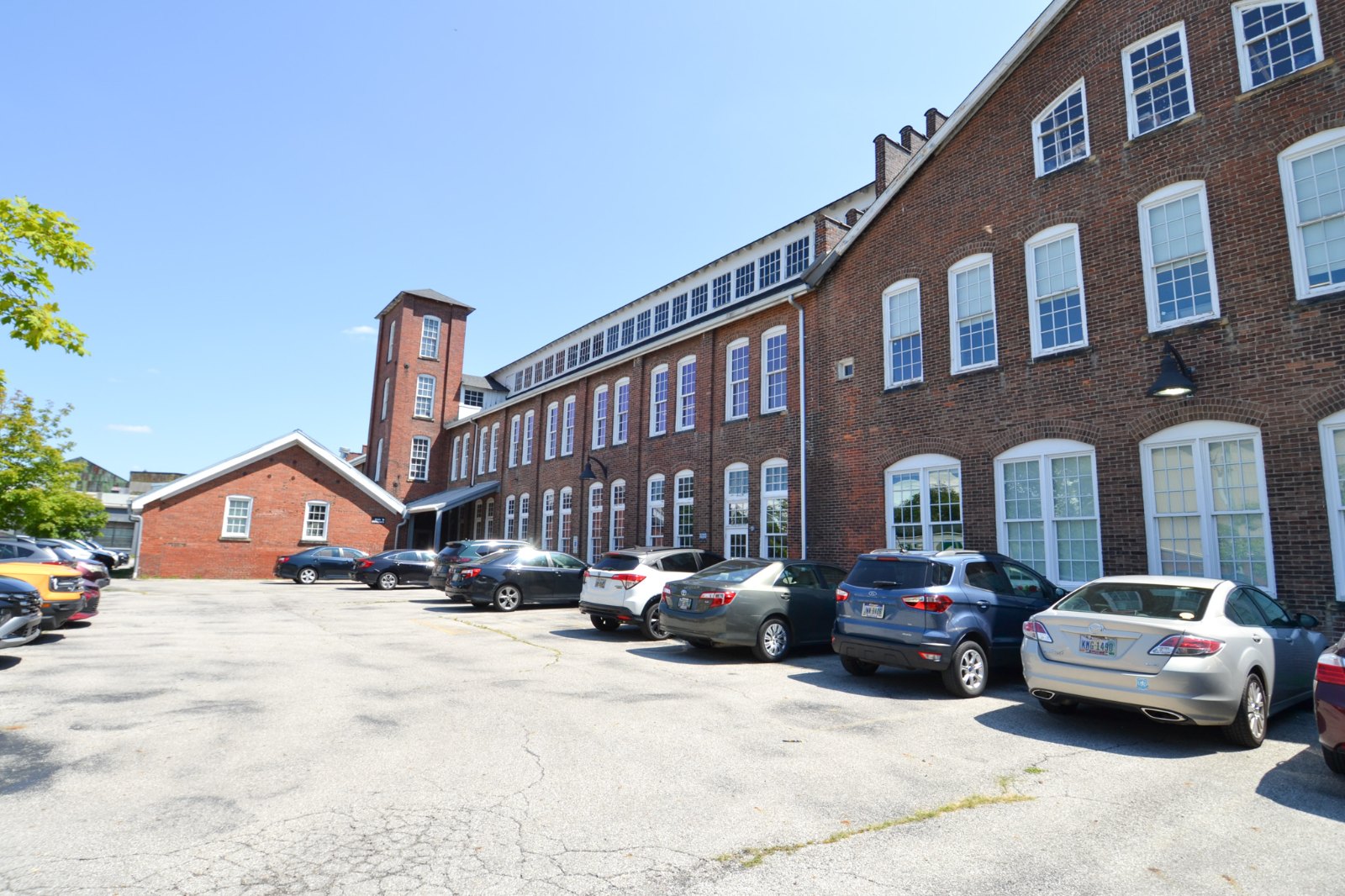 Ample surface parking